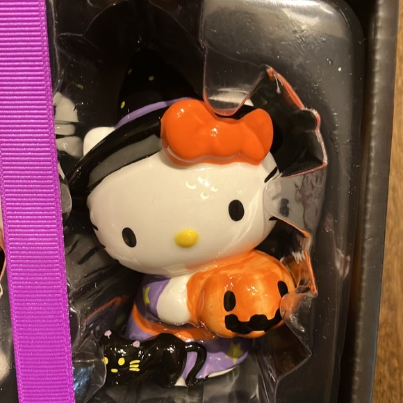 🎀Hello Kitty Halloween hand painted salt & pepper shakers set NWT - Picture 3 of 9
